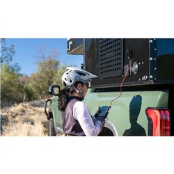 Gniazdo zasilania USB-A / USB-C w orientacji pionowej z klapką ochronną